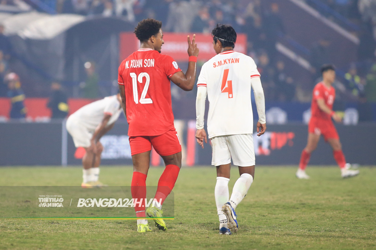 Dàn hậu vệ Myanmar bất lực vì Xuân Son 9