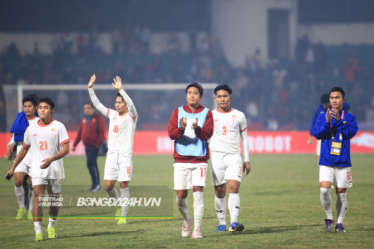 Dàn hậu vệ Myanmar bất lực vì Xuân Son 7