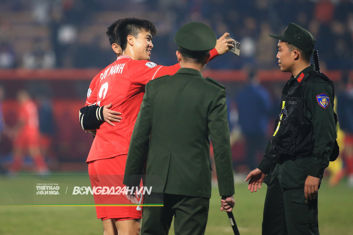 Hành động đẹp của Tiến Linh 8