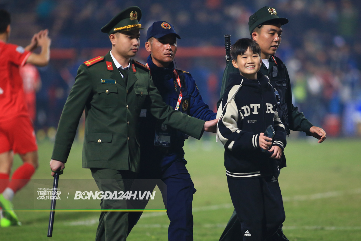 Hành động đẹp của Tiến Linh 9