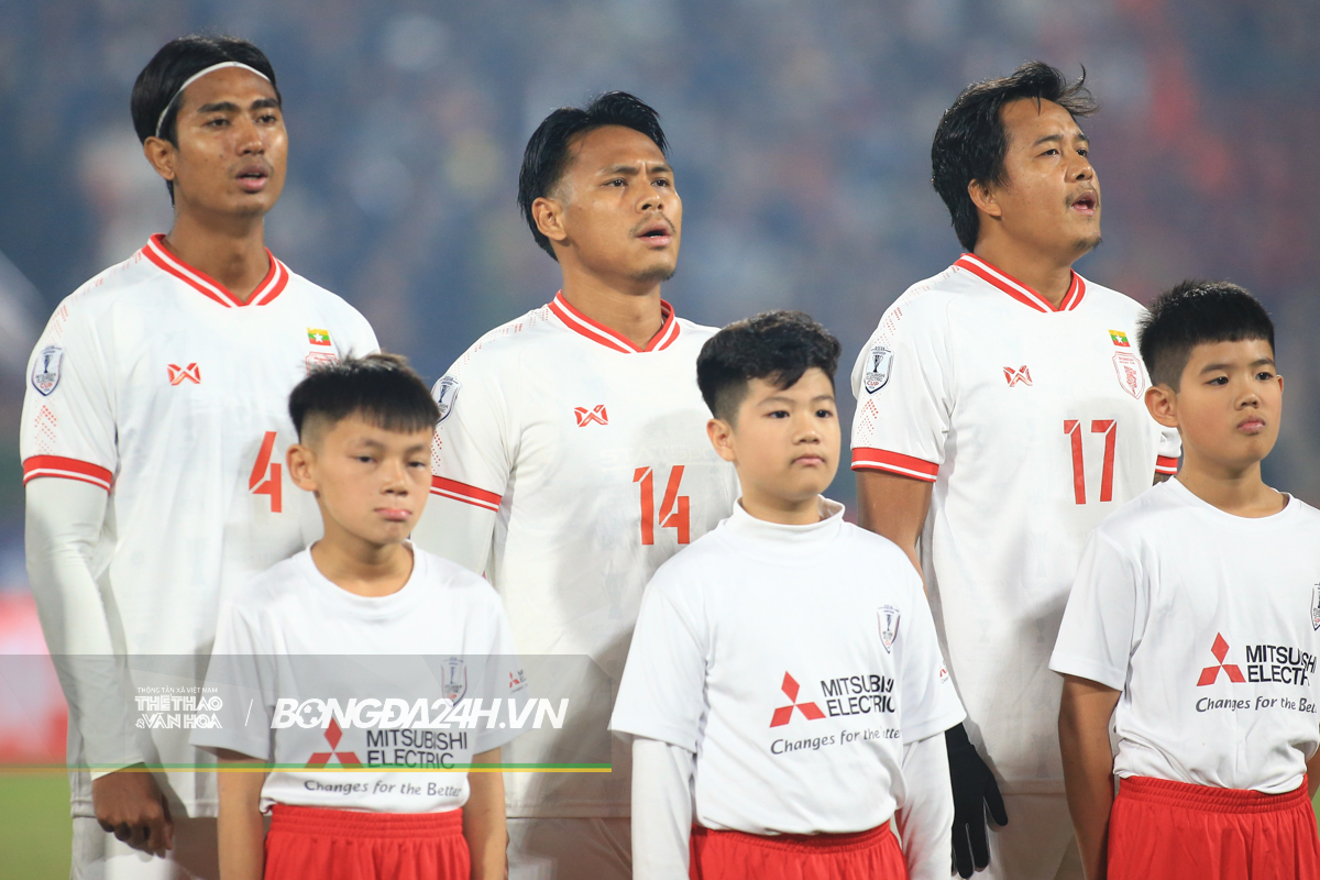 Dàn hậu vệ Myanmar bất lực vì Xuân Son 1