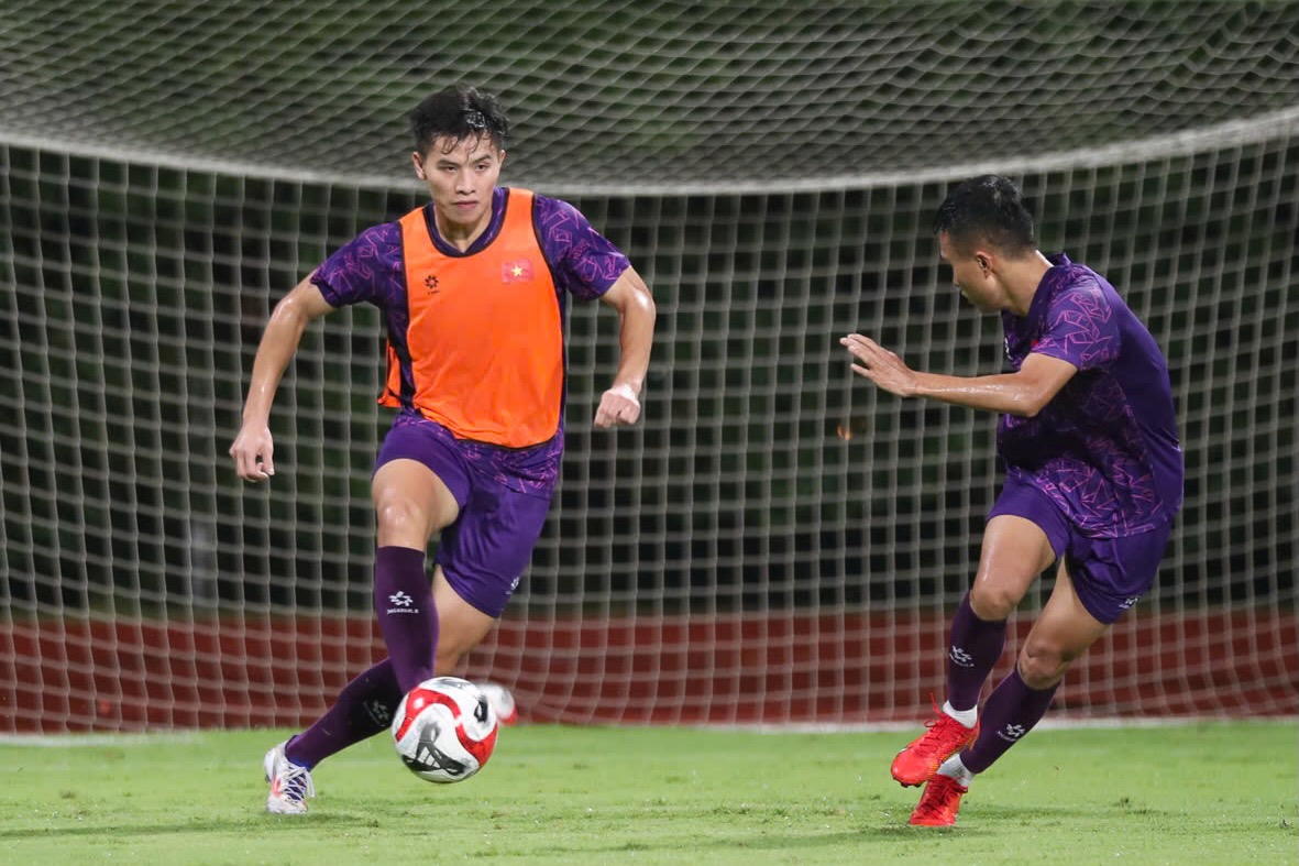 Quang Hải gặp vấn đề khi sang Singapore 7