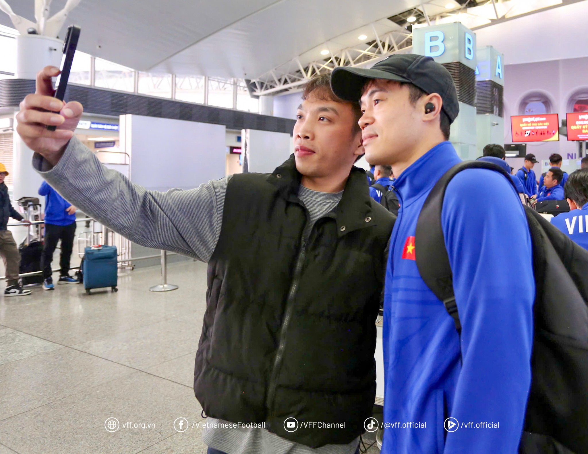 Van Toan chup anh cung nguoi ham mo