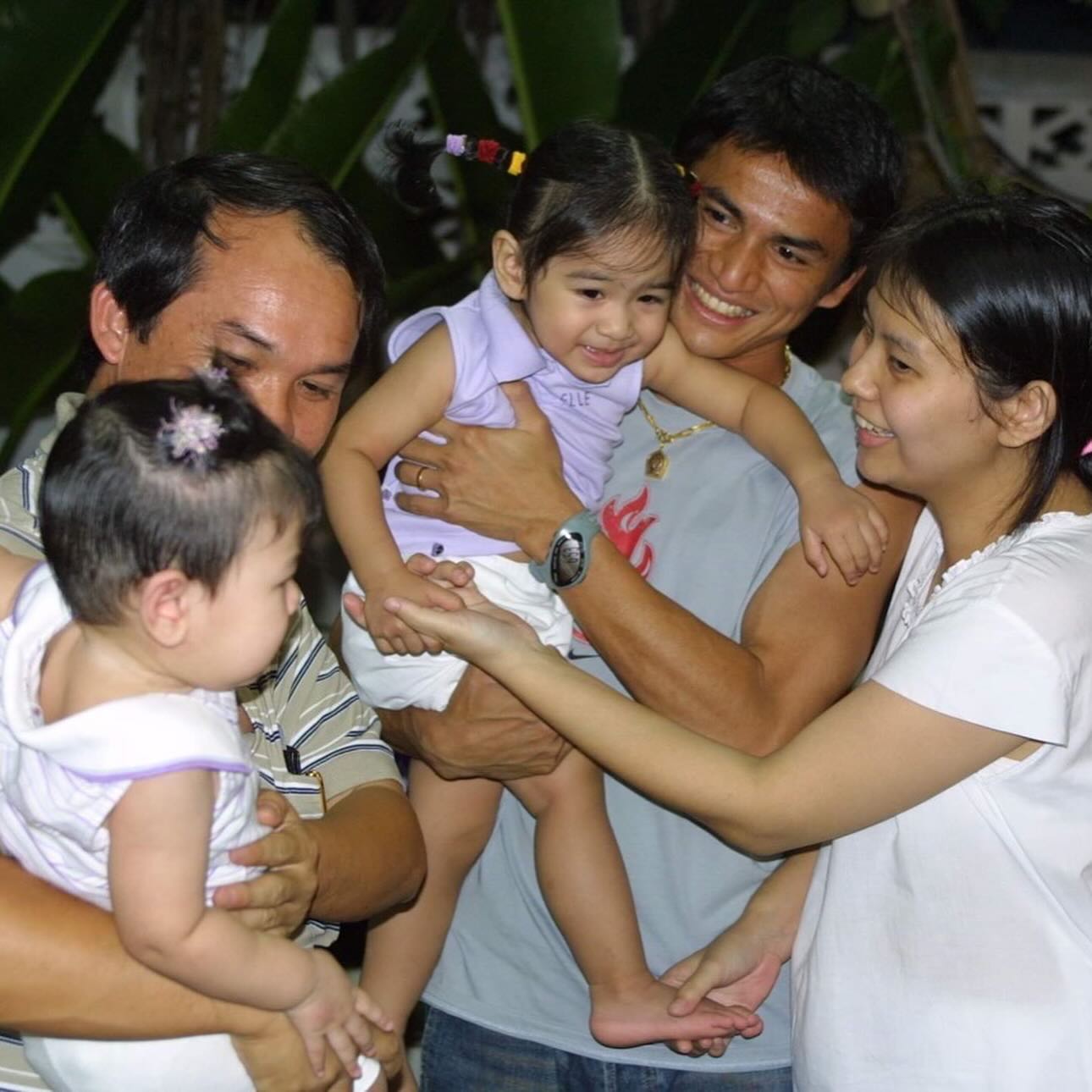 HLV Kiatisuk cùng gia đình gặp gỡ bầu Đức 1