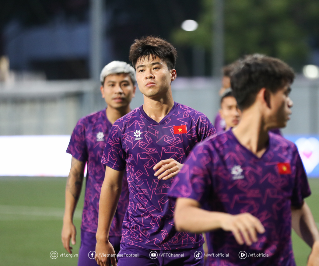 Tuyển Việt Nam đạp cỏ sân Jalan Besar 6