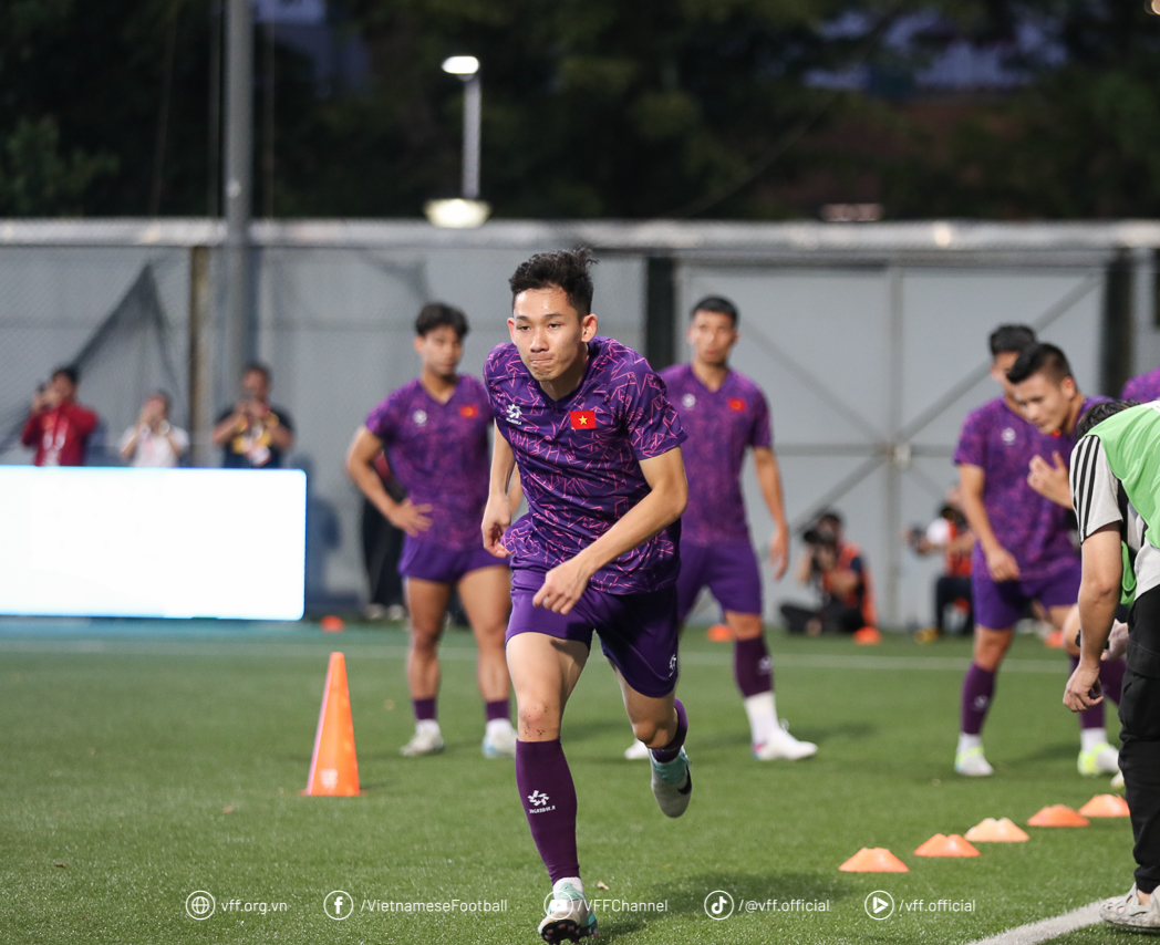 Tuyển Việt Nam đạp cỏ sân Jalan Besar 3