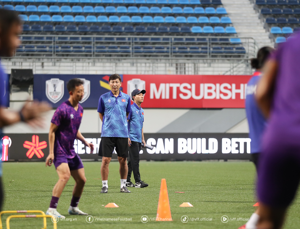 Tuyển Việt Nam đạp cỏ sân Jalan Besar 7