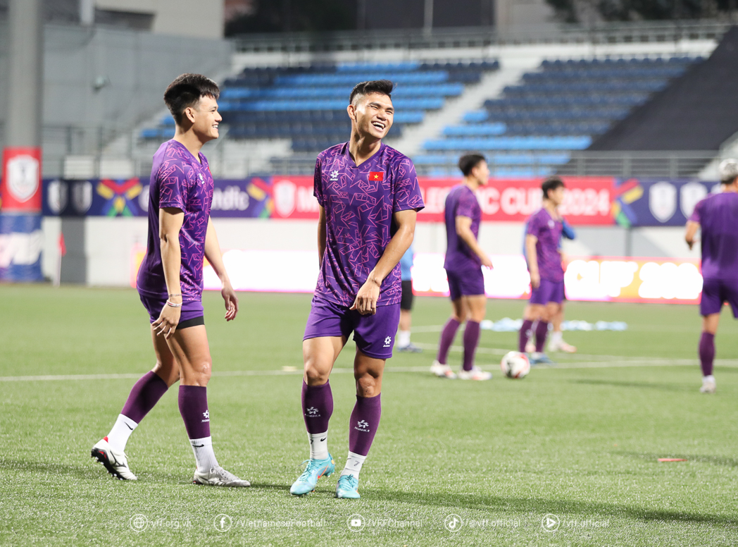 Tuyển Việt Nam đạp cỏ sân Jalan Besar 4