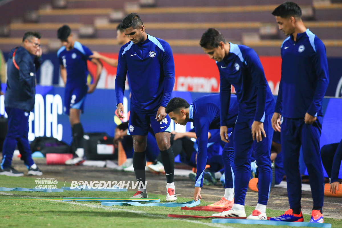 Cầu thủ Singapore gãy tay sau khi va chạm với Xuân Son 2 Cầu thủ Singapore gãy tay sau khi va chạm với Xuân Son 2