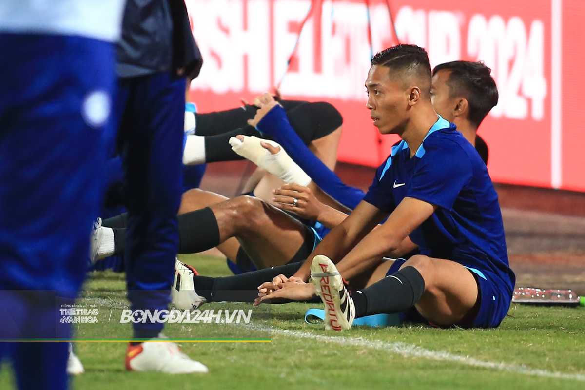 Cầu thủ Singapore gãy tay sau khi va chạm với Xuân Son 3 Cầu thủ Singapore gãy tay sau khi va chạm với Xuân Son 3