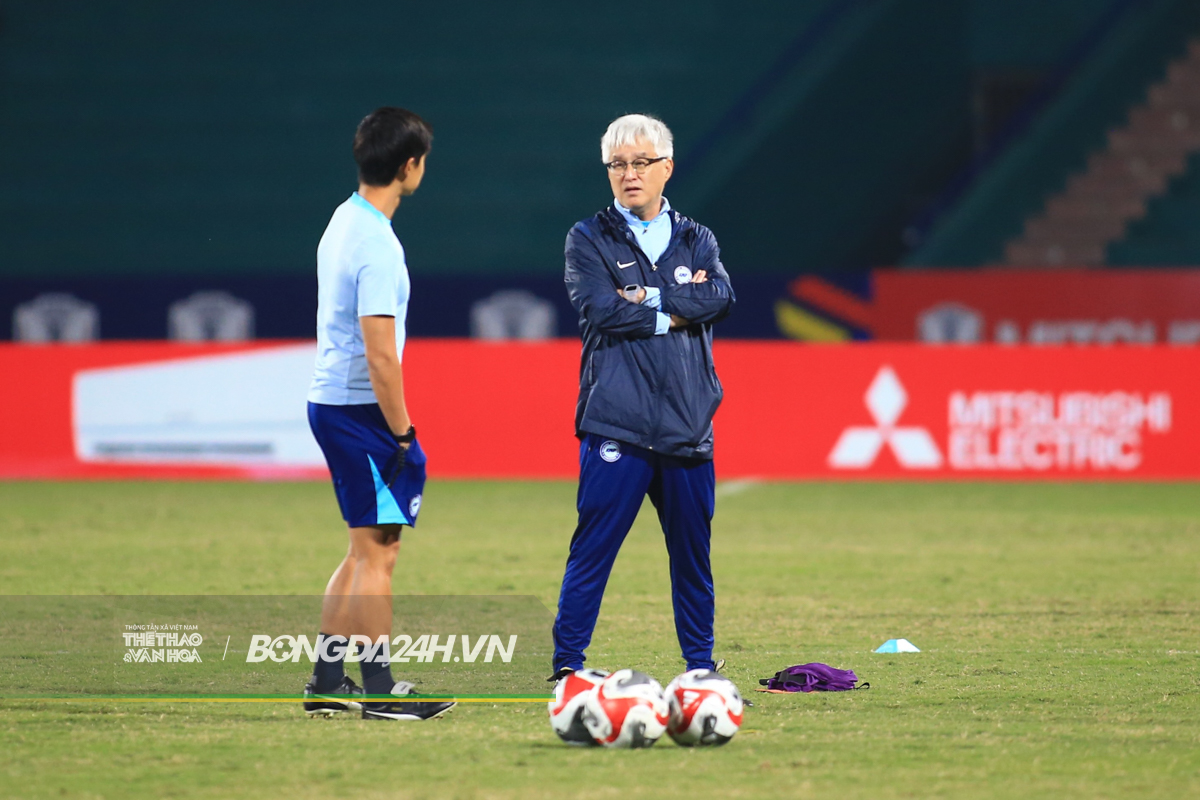 Cầu thủ Singapore gãy tay sau khi va chạm với Xuân Son 11 Cầu thủ Singapore gãy tay sau khi va chạm với Xuân Son 11