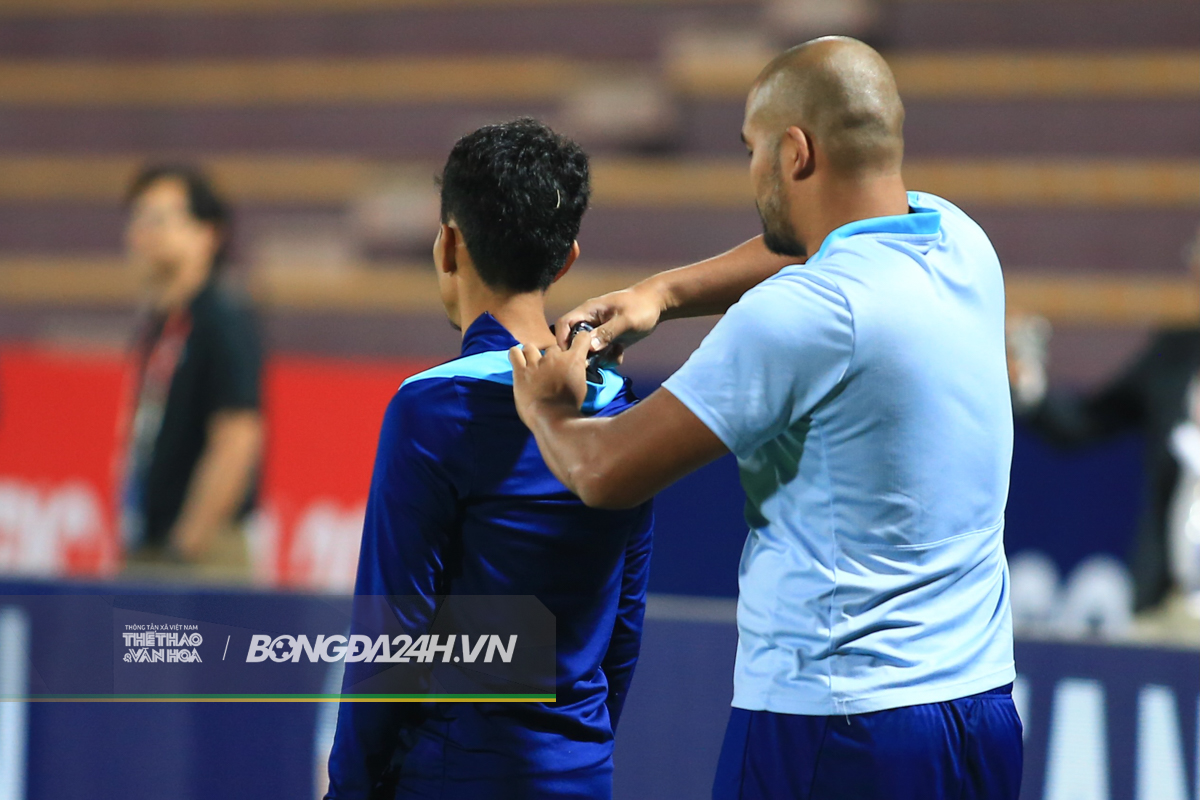 Cầu thủ Singapore gãy tay sau khi va chạm với Xuân Son 7 Cầu thủ Singapore gãy tay sau khi va chạm với Xuân Son 7