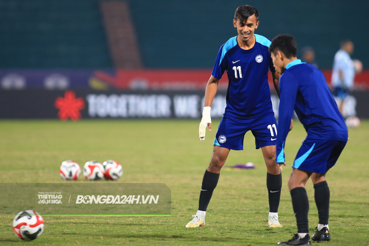 Cầu thủ Singapore gãy tay sau khi va chạm với Xuân Son 6 Cầu thủ Singapore gãy tay sau khi va chạm với Xuân Son 6