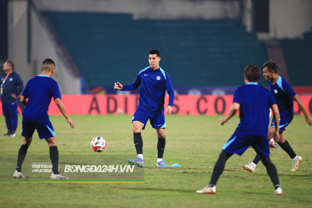 Cầu thủ Singapore gãy tay sau khi va chạm với Xuân Son 10 Cầu thủ Singapore gãy tay sau khi va chạm với Xuân Son 10