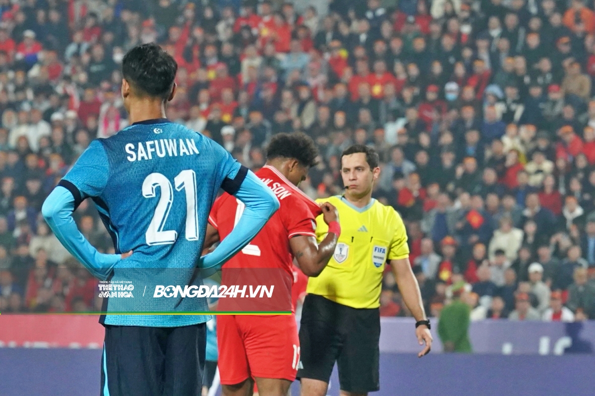 Hành động đẹp của Xuân Son sau trận thắng Singapore 5