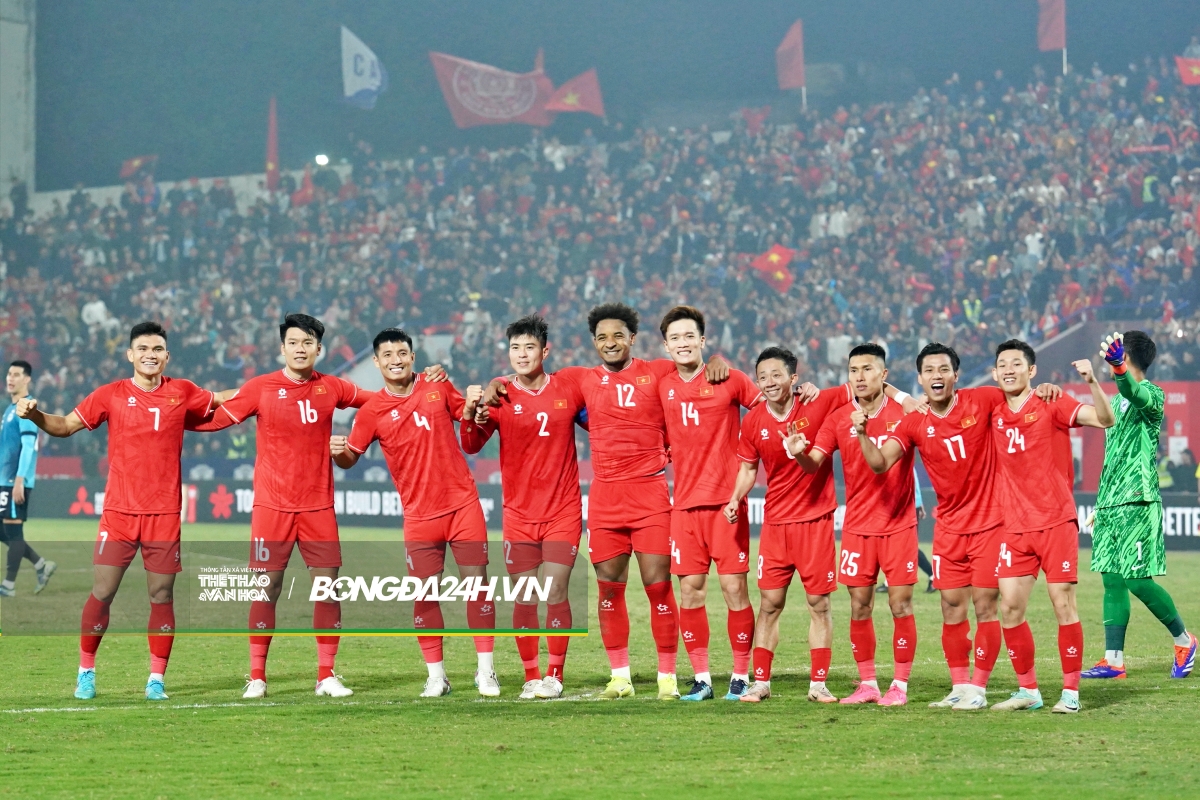 Hành động đẹp của Xuân Son sau trận thắng Singapore 4