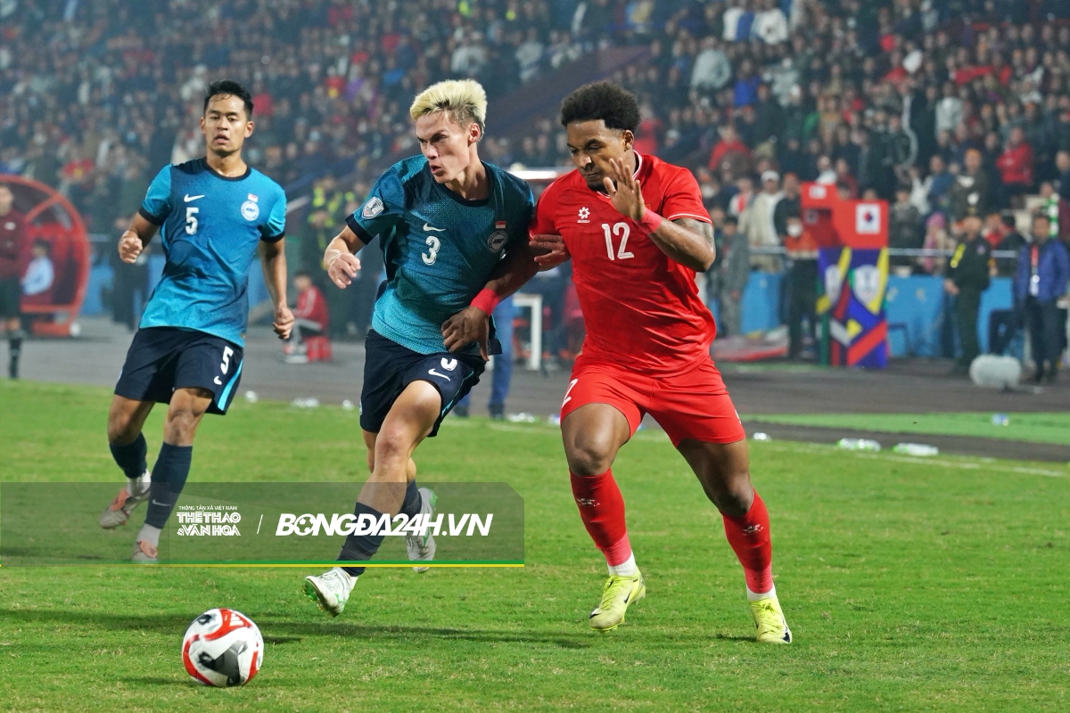 Hành động đẹp của Xuân Son sau trận thắng Singapore 7