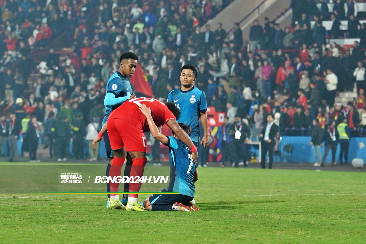 Hành động đẹp của Xuân Son sau trận thắng Singapore 1