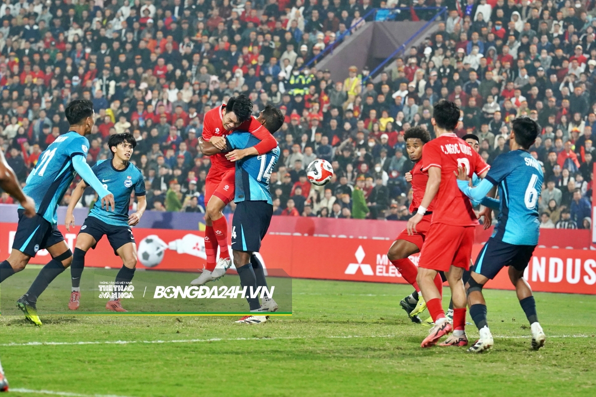 Màn mèo vờn chuột của Duy Mạnh với cầu thủ bên phía Singapore 3