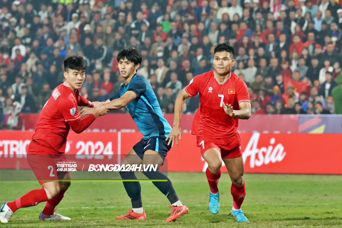 Màn mèo vờn chuột của Duy Mạnh với cầu thủ bên phía Singapore 2