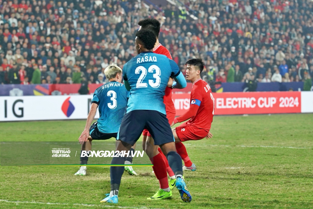 Màn mèo vờn chuột của Duy Mạnh với cầu thủ bên phía Singapore 1