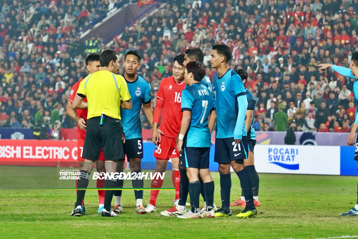 Màn mèo vờn chuột của Duy Mạnh với cầu thủ bên phía Singapore 5