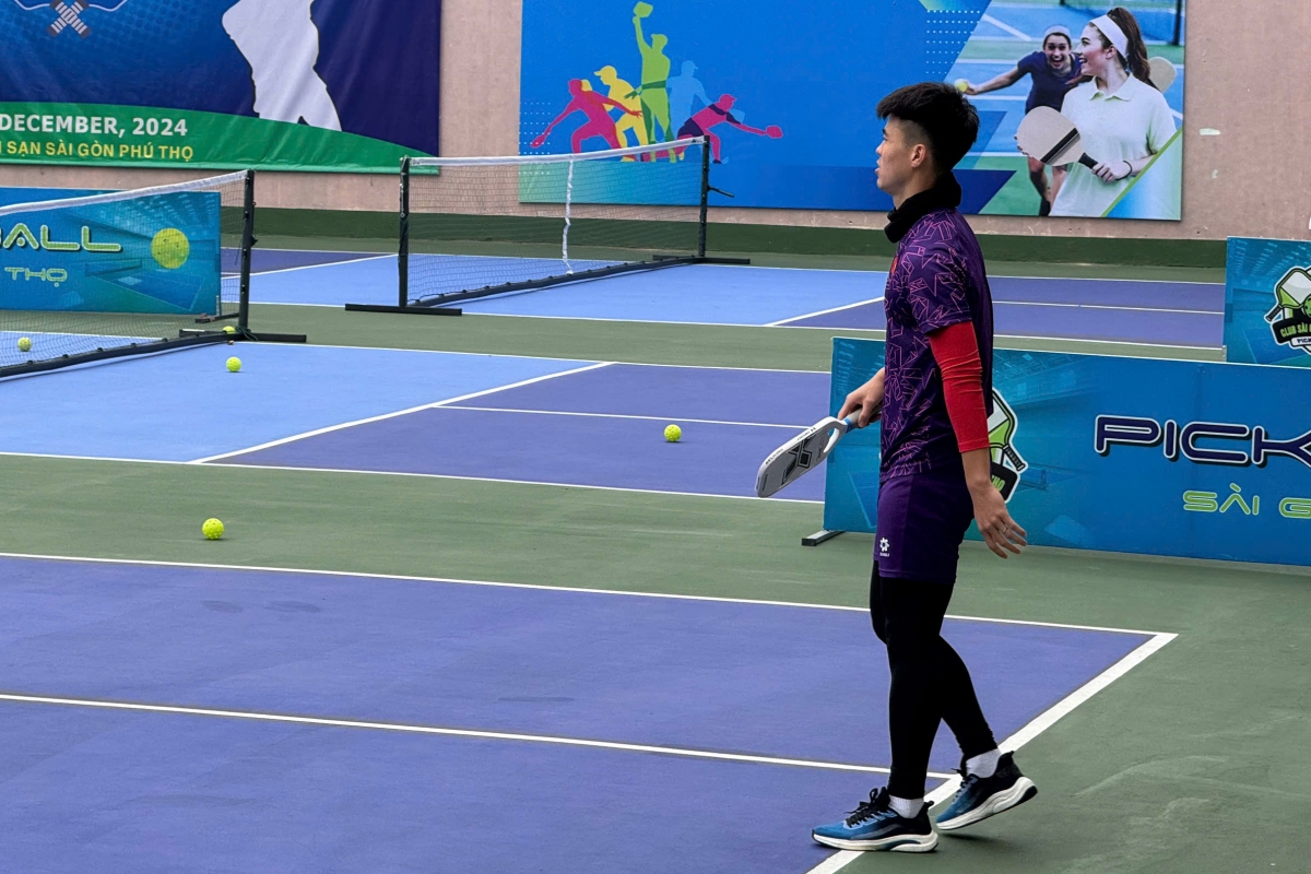 Duy Mạnh trải nghiệm bộ môn pickleball.