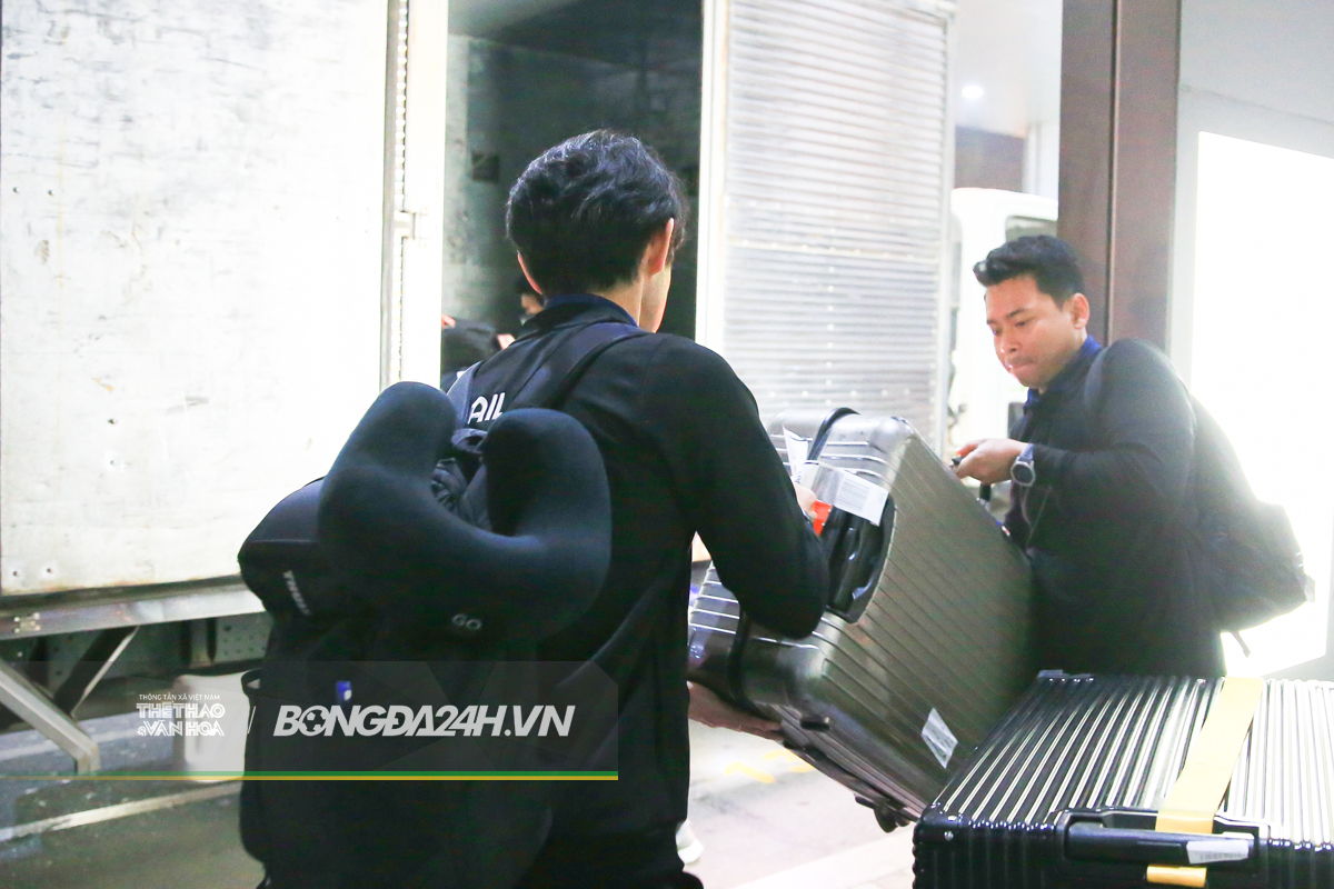 Hành động đầu tiên của HLV Masatada Ishii khi cập bến Nội Bài 3