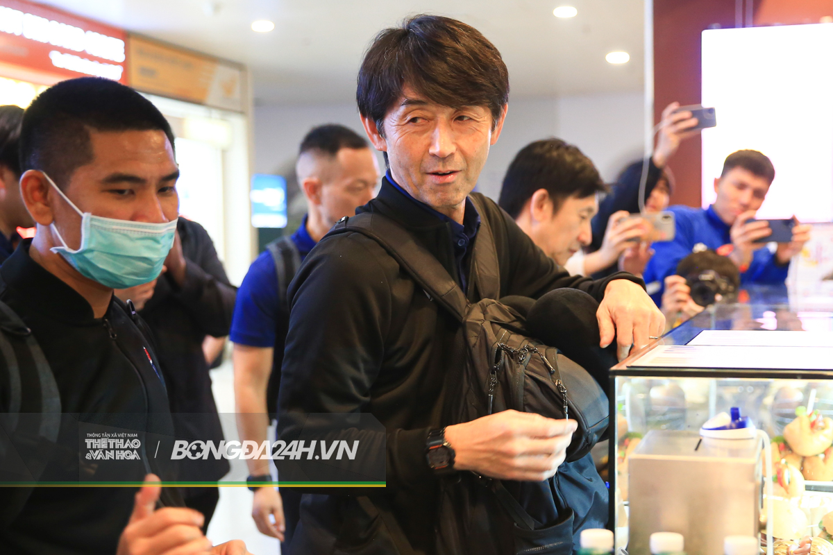 Hành động đầu tiên của HLV Masatada Ishii khi cập bến Nội Bài 4