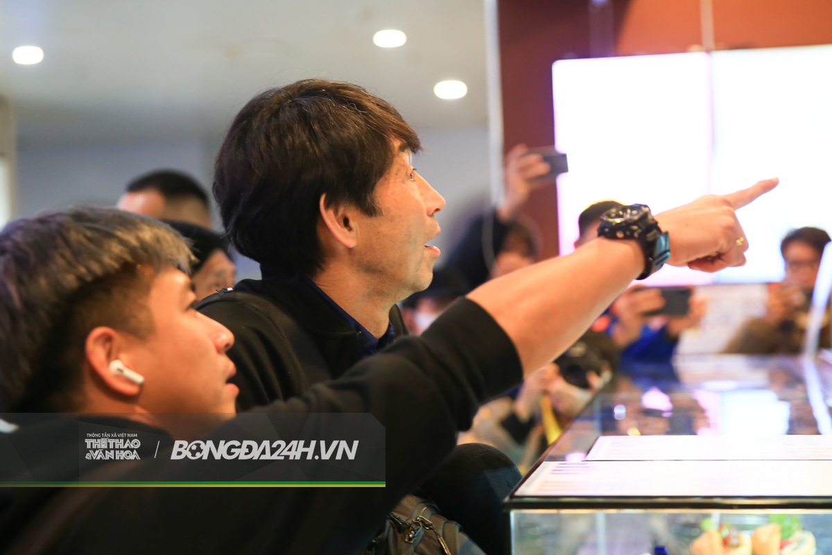 Hành động đầu tiên của HLV Masatada Ishii khi cập bến Nội Bài 5