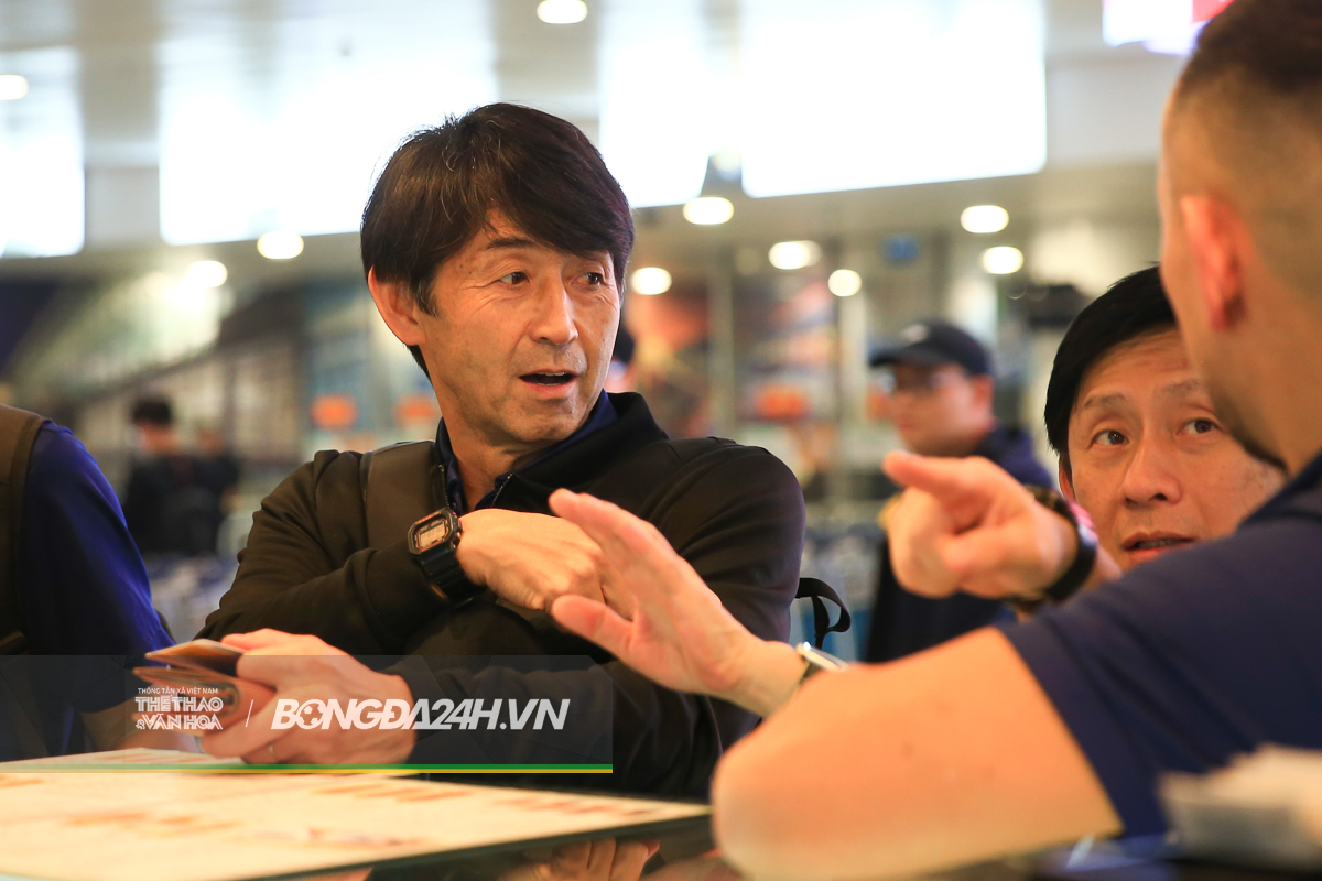 Hành động đầu tiên của HLV Masatada Ishii khi cập bến Nội Bài 6