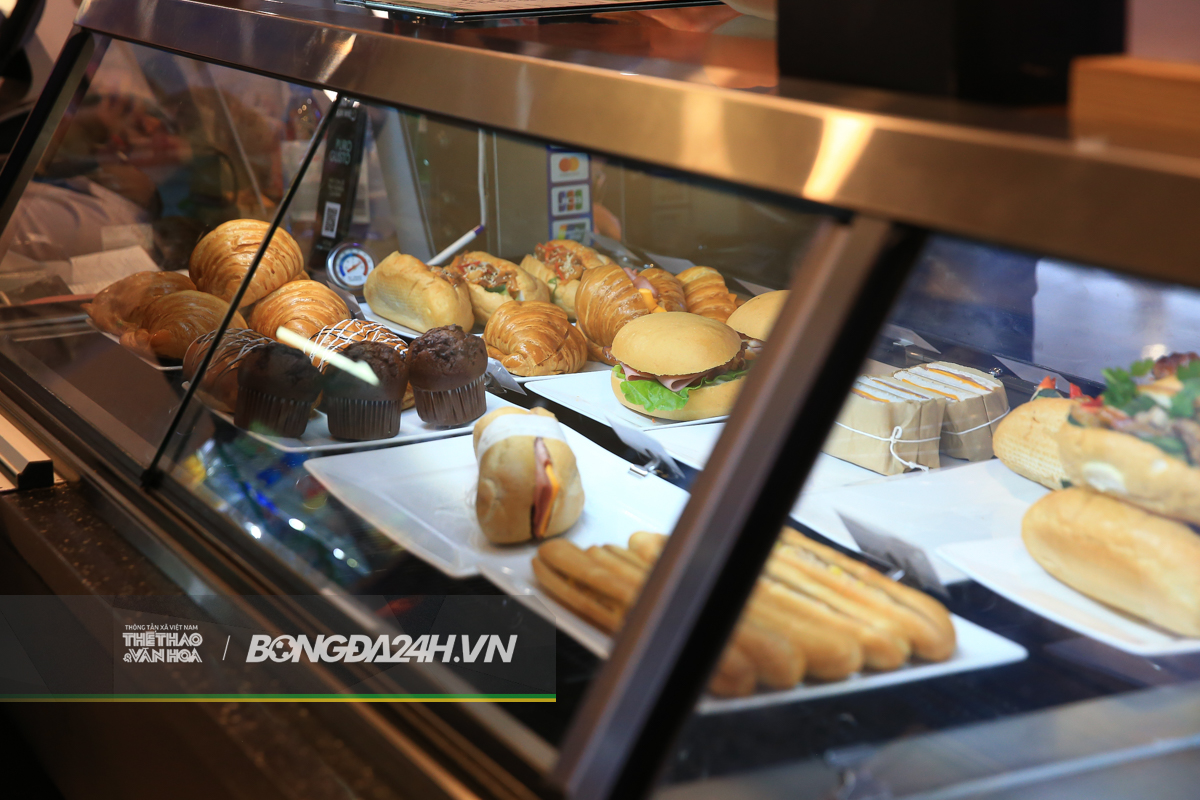 Hành động đầu tiên của HLV Masatada Ishii khi cập bến Nội Bài 7