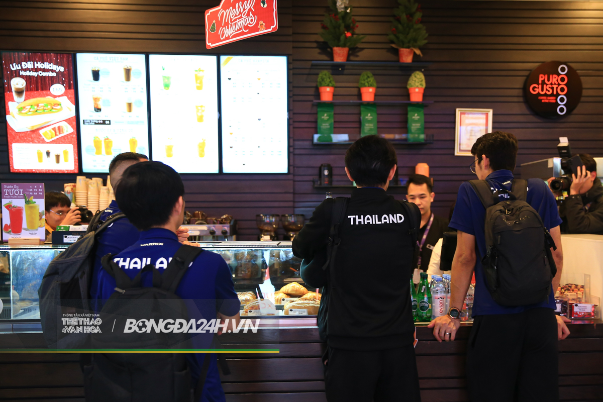 Hành động đầu tiên của HLV Masatada Ishii khi cập bến Nội Bài 8