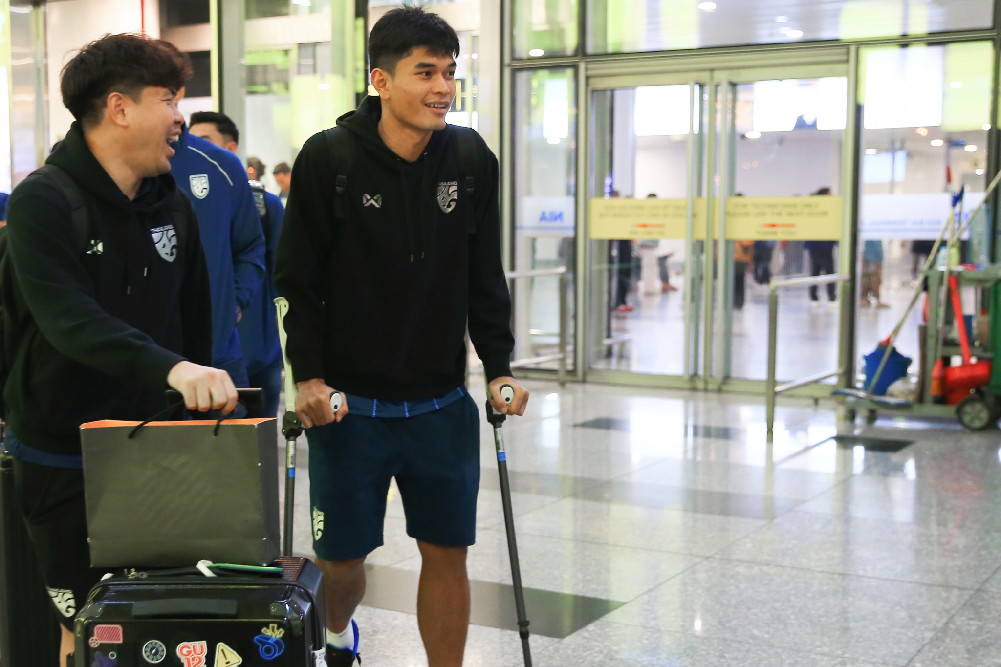 Tiền đạo Thái Lan chống nạng sang Hà Nội, chuẩn bị cho chung kết ASEAN Cup 2 Tiền đạo Thái Lan chống nạng sang Hà Nội, chuẩn bị cho chung kết ASEAN Cup 2