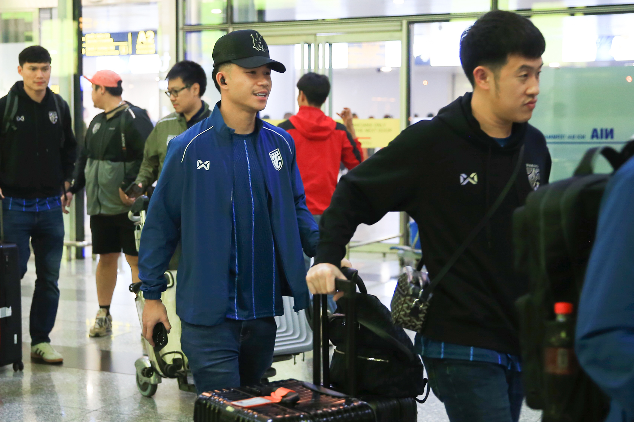 Tiền đạo Thái Lan chống nạng sang Hà Nội, chuẩn bị cho chung kết ASEAN Cup 3 Tiền đạo Thái Lan chống nạng sang Hà Nội, chuẩn bị cho chung kết ASEAN Cup 3