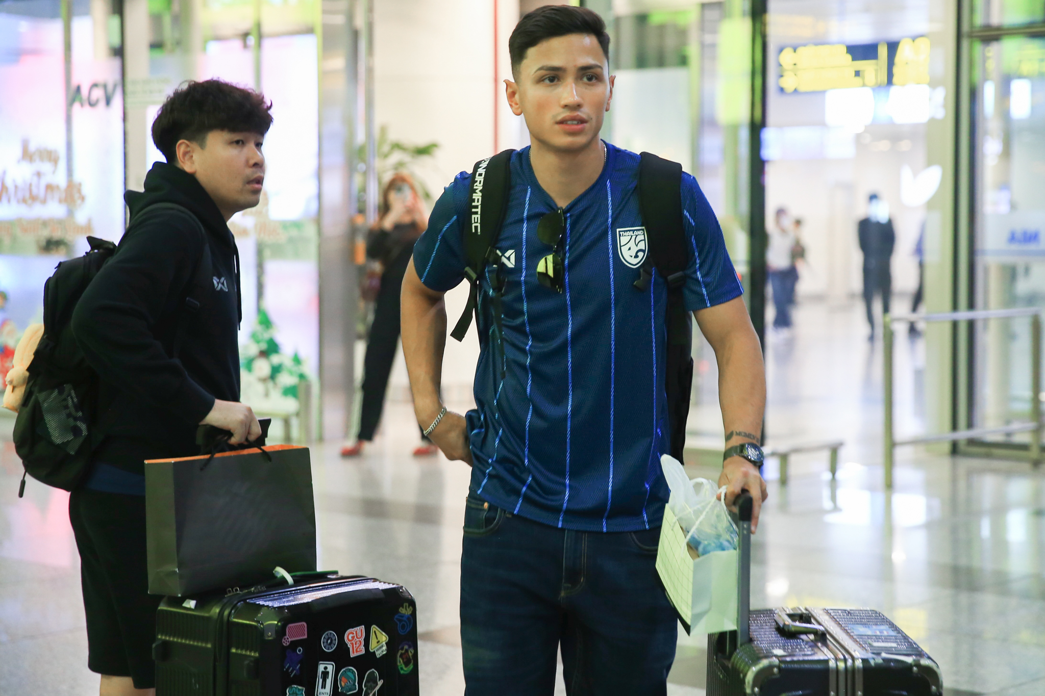 Tiền đạo Thái Lan chống nạng sang Hà Nội, chuẩn bị cho chung kết ASEAN Cup 4 Tiền đạo Thái Lan chống nạng sang Hà Nội, chuẩn bị cho chung kết ASEAN Cup 4