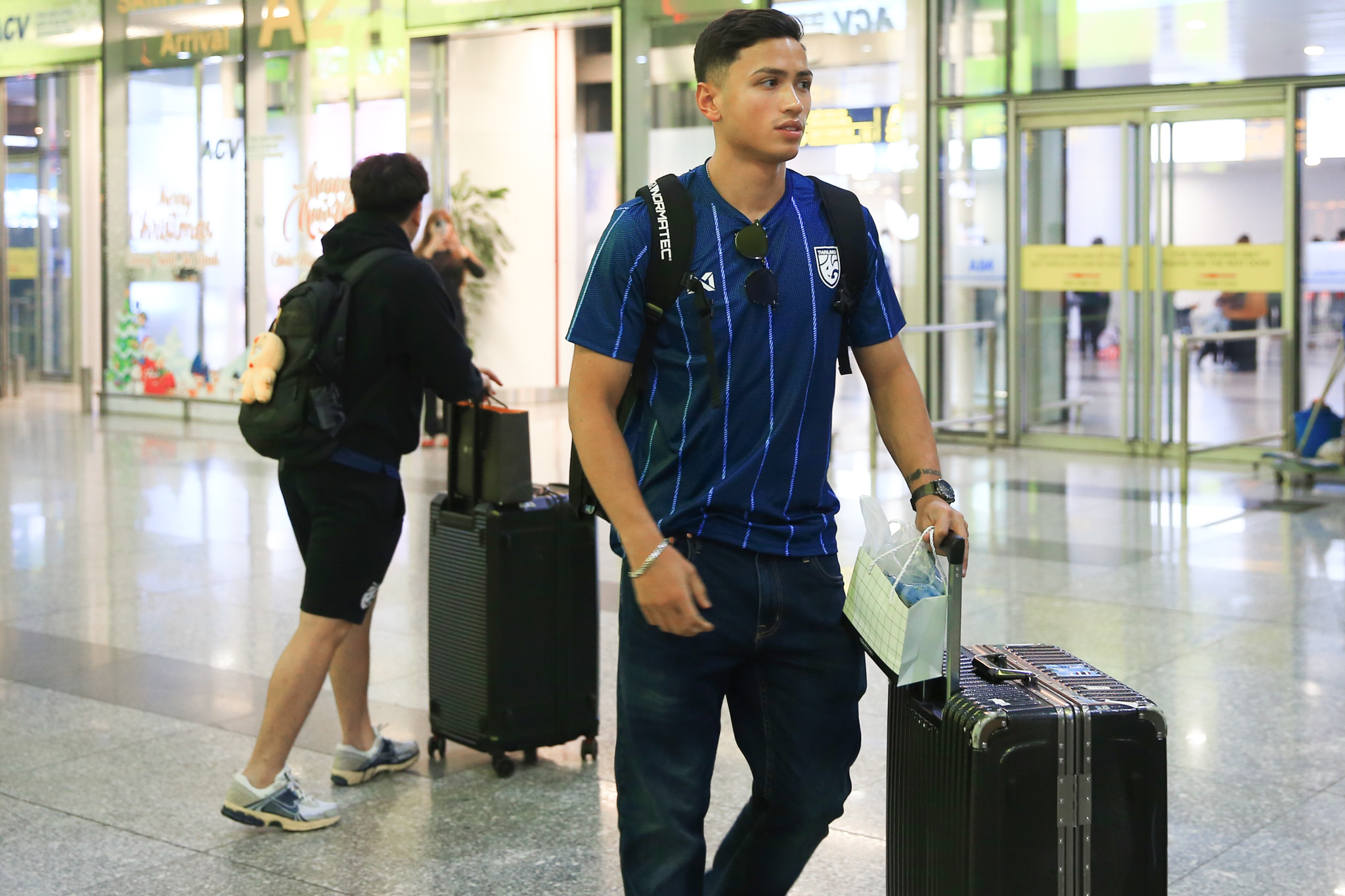 Tiền đạo Thái Lan chống nạng sang Hà Nội, chuẩn bị cho chung kết ASEAN Cup 5 Tiền đạo Thái Lan chống nạng sang Hà Nội, chuẩn bị cho chung kết ASEAN Cup 5