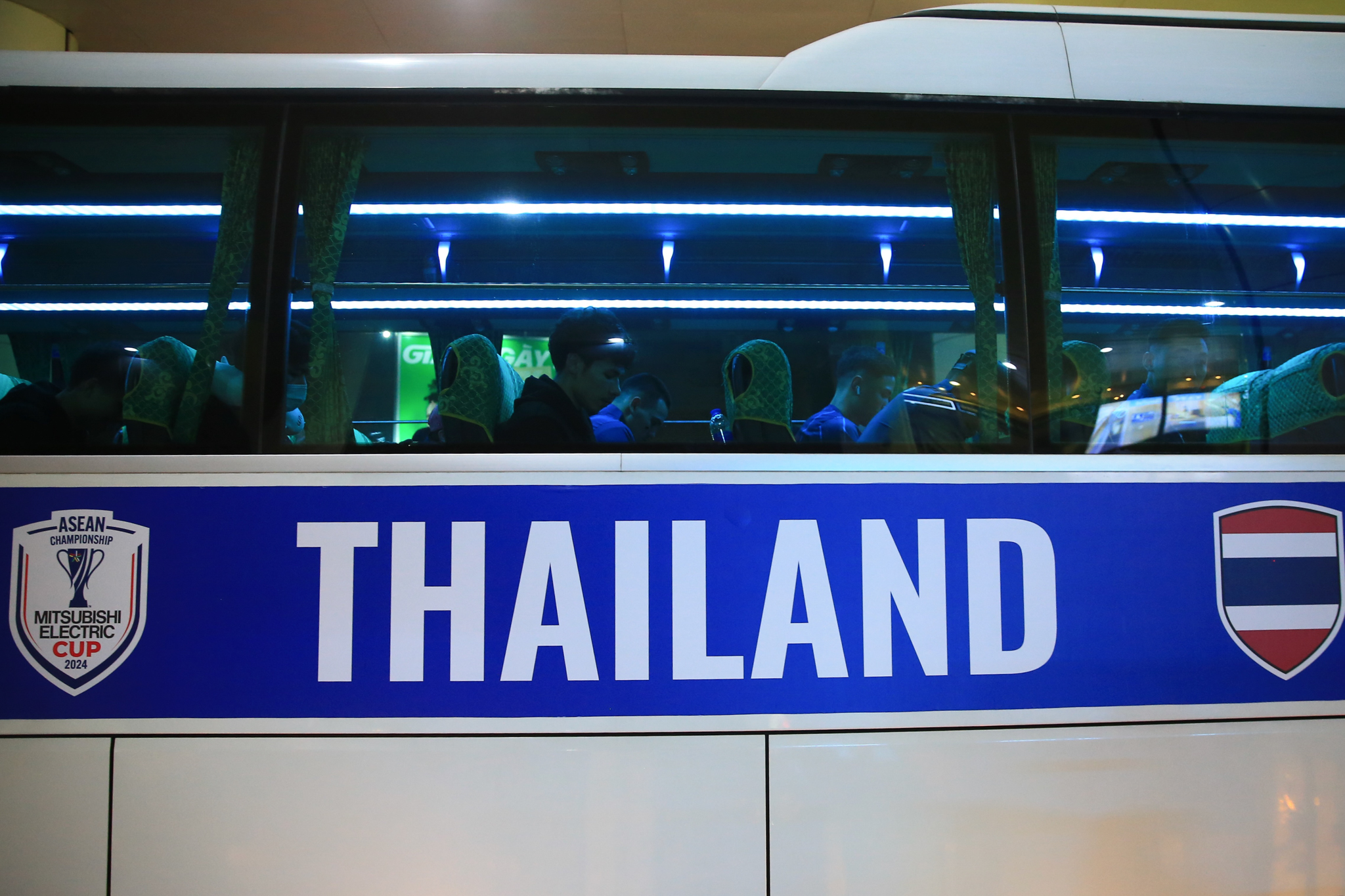 Tiền đạo Thái Lan chống nạng sang Hà Nội, chuẩn bị cho chung kết ASEAN Cup 6 Tiền đạo Thái Lan chống nạng sang Hà Nội, chuẩn bị cho chung kết ASEAN Cup 6