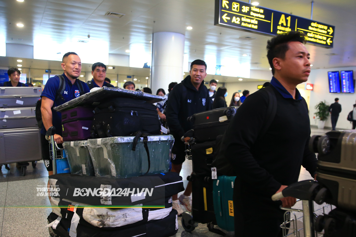 Hành động đầu tiên của HLV Masatada Ishii khi cập bến Nội Bài 1