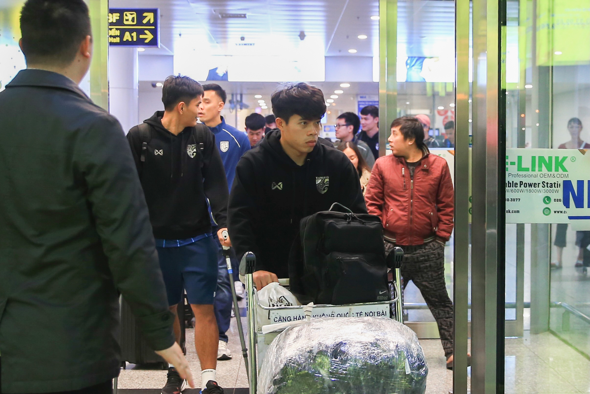 Tiền đạo Thái Lan chống nạng sang Hà Nội, chuẩn bị cho chung kết ASEAN Cup 1 Tiền đạo Thái Lan chống nạng sang Hà Nội, chuẩn bị cho chung kết ASEAN Cup 1