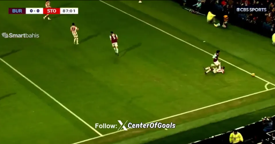 Cựu cầu thủ MU nhận thẻ đỏ vì giẫm vào bụng đối thủ 2 Cựu cầu thủ MU nhận thẻ đỏ vì giẫm vào bụng đối thủ 2