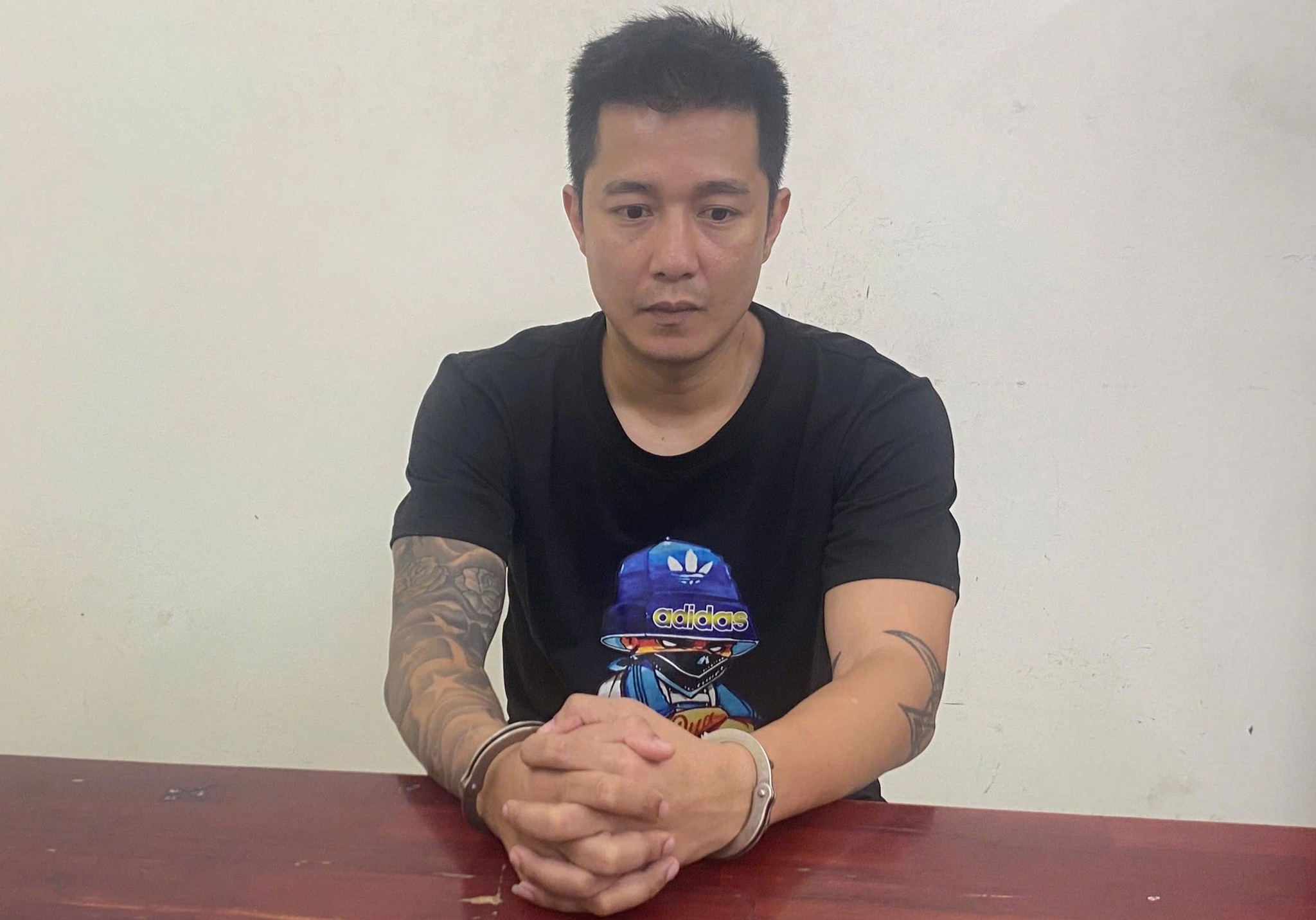 Cựu tuyển thủ Lê Sỹ Mạnh bị bắt vì đánh trọng tài Cuu tuyen thu Le Sy Manh bi bat vi danh trong tai