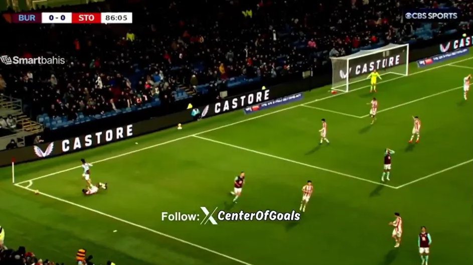 Cựu cầu thủ MU nhận thẻ đỏ vì giẫm vào bụng đối thủ 1 Cựu cầu thủ MU nhận thẻ đỏ vì giẫm vào bụng đối thủ 1