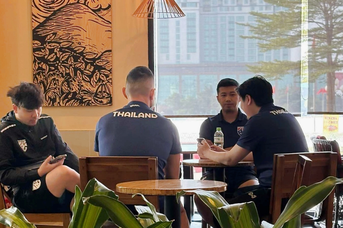 Dàn sao Thái Lan tranh thủ cafe chờ đại chiến Việt Nam 1