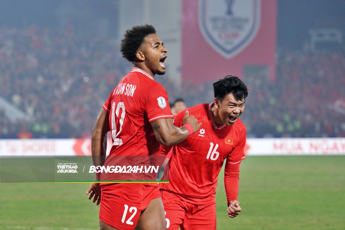 Xuân Son một mình cân cả hàng thủ ĐT Thái Lan 6