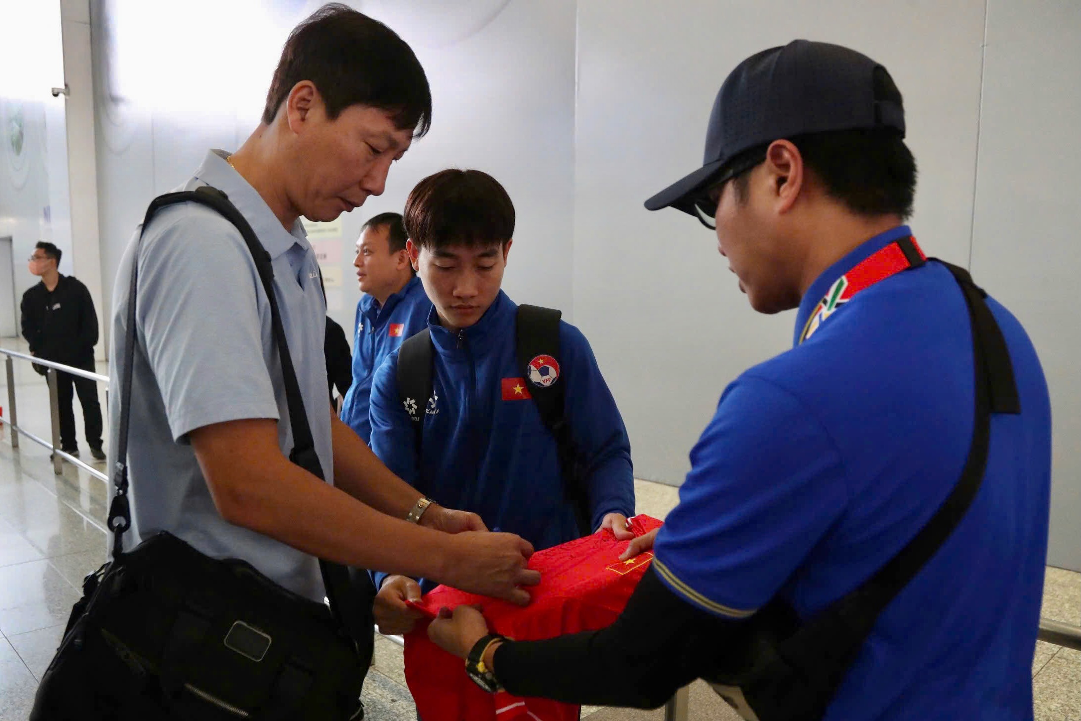 ĐT Việt Nam bay sang Bangkok còn sớm hơn ĐT Thái Lan 4