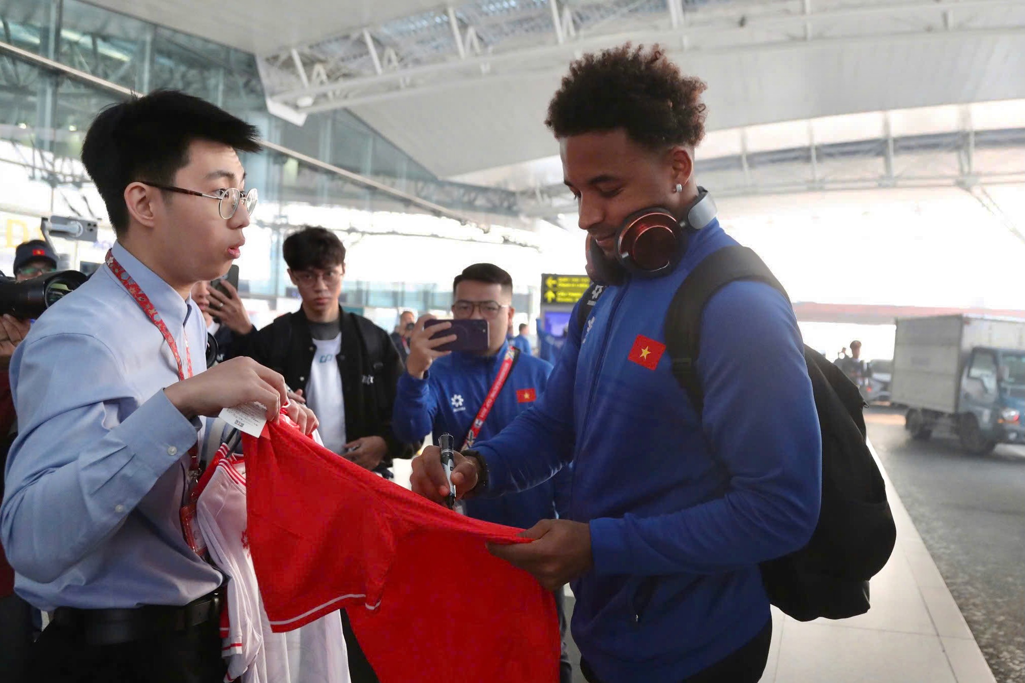 ĐT Việt Nam bay sang Bangkok còn sớm hơn ĐT Thái Lan 5