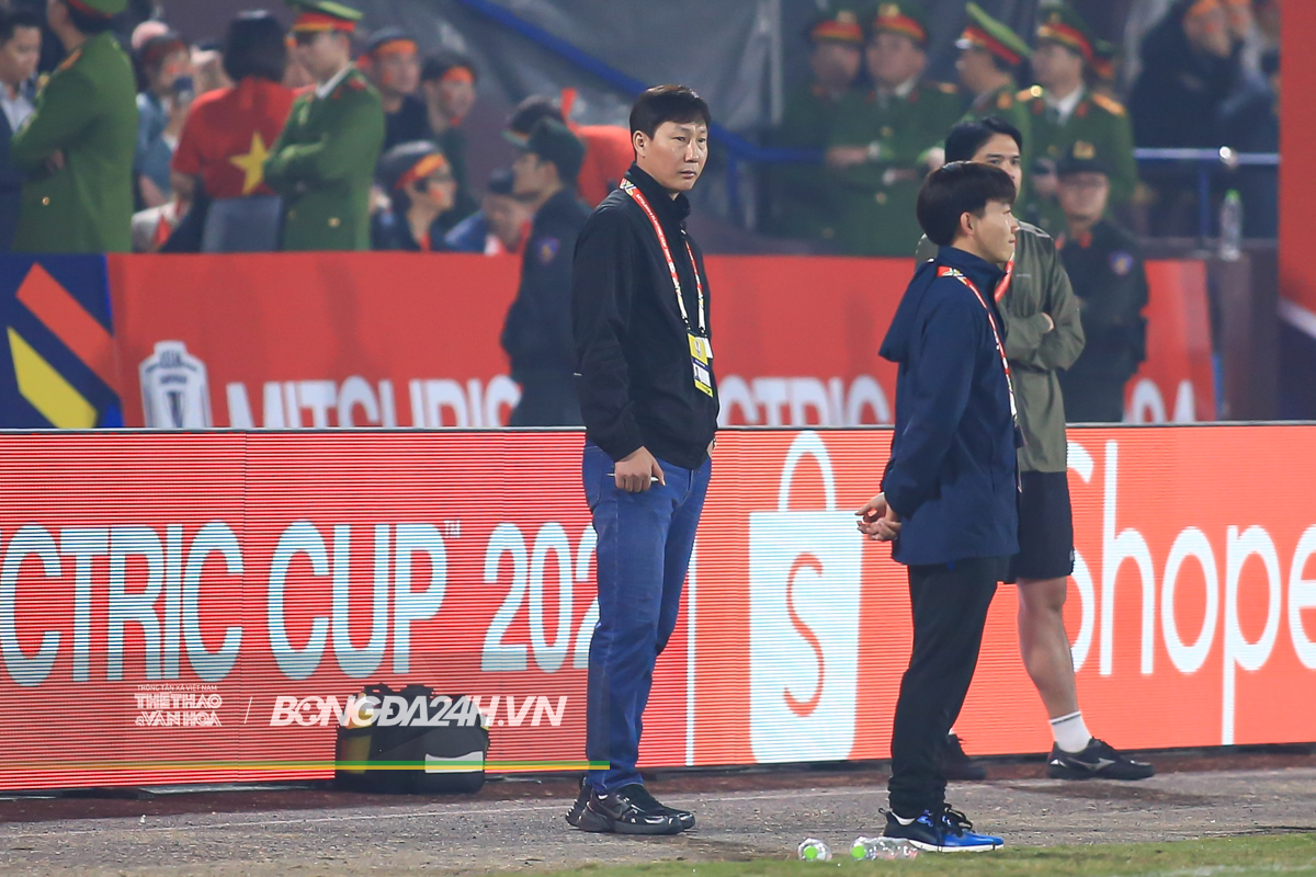 Ngày HLV Kim Sang Sik vượt qua ngọn núi Thái Lan 1