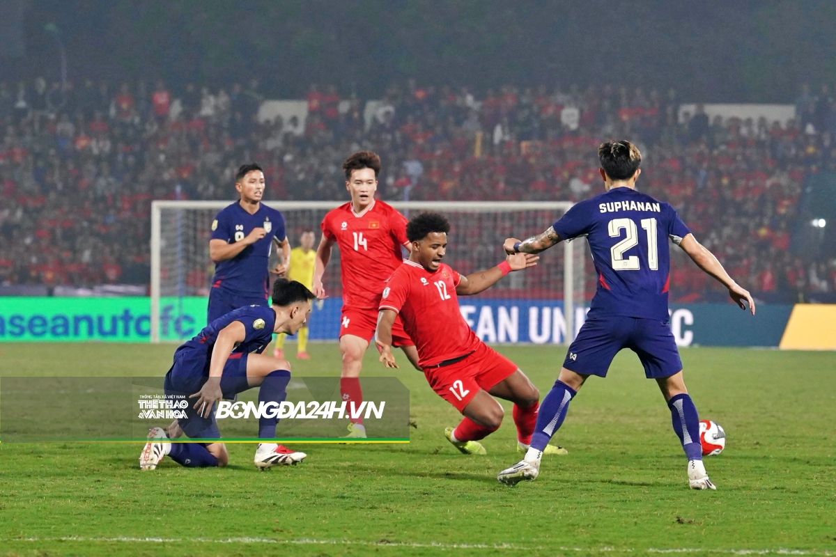 Xuân Son một mình cân cả hàng thủ ĐT Thái Lan 3