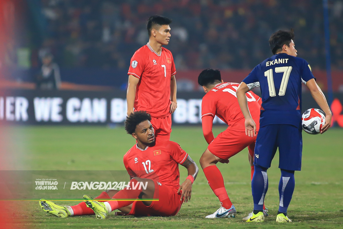 Xuân Son liên tục bị cầu thủ Thái Lan đốn hạ 1